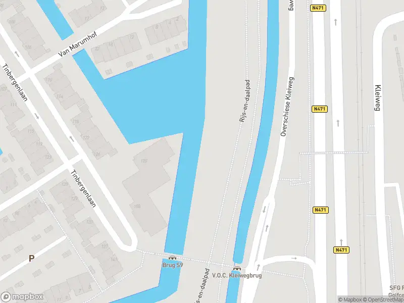 Ambulance met grote spoed naar de Overschiese Kleiweg in Rotterdam