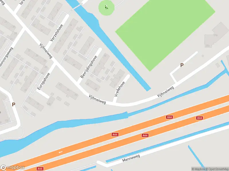 Ambulance met grote spoed naar de Vredehove in Sassenheim