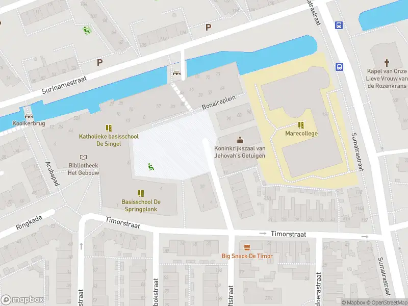 Ambulance met grote spoed naar de Paramaribohof in Leiden