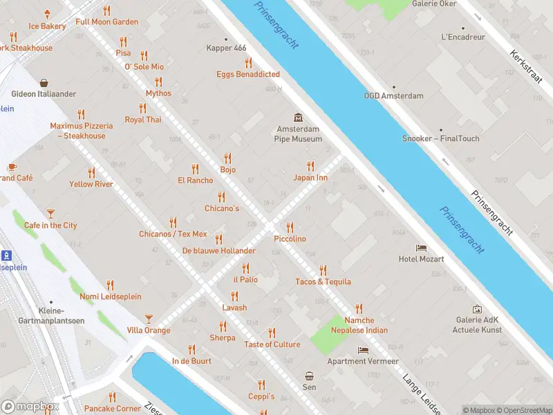 Ambulance met grote spoed naar de Leidsekruisstraat in Amsterdam