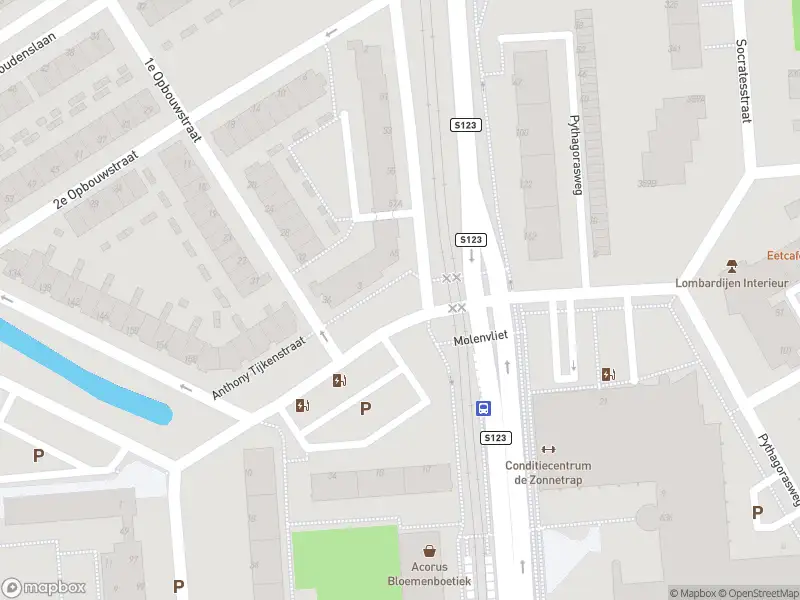 Ambulance met grote spoed naar de Molenvliet in Rotterdam