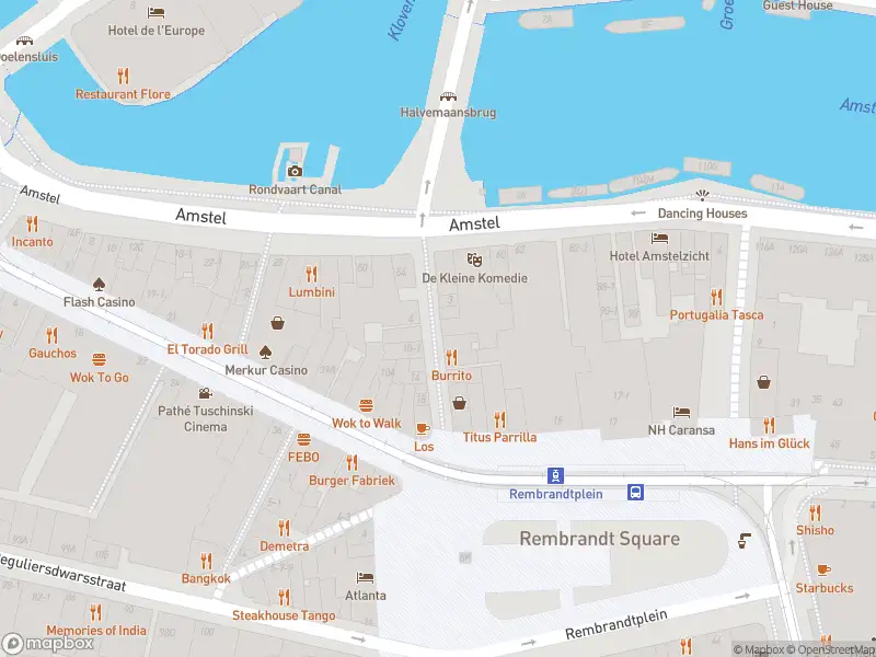 Ambulance met grote spoed naar de Halvemaansteeg in Amsterdam