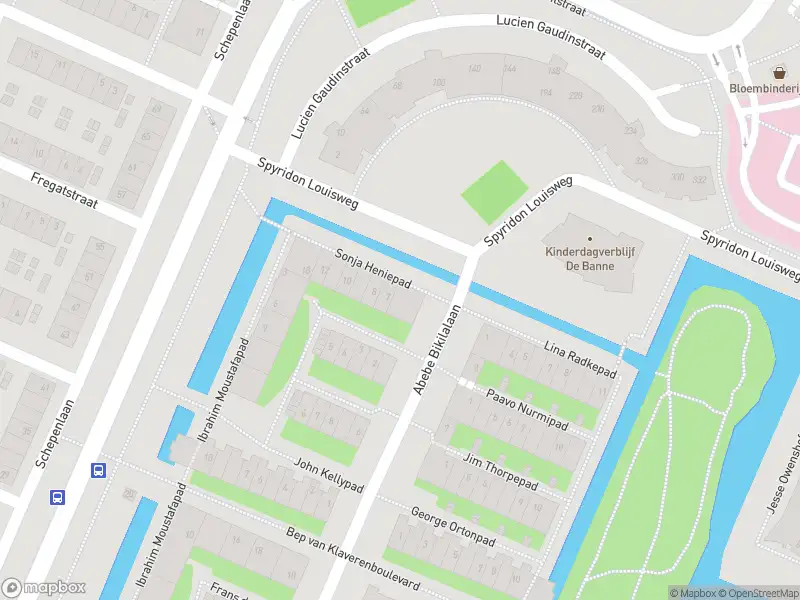 Ambulance met grote spoed naar de Sonja Heniepad in Amsterdam