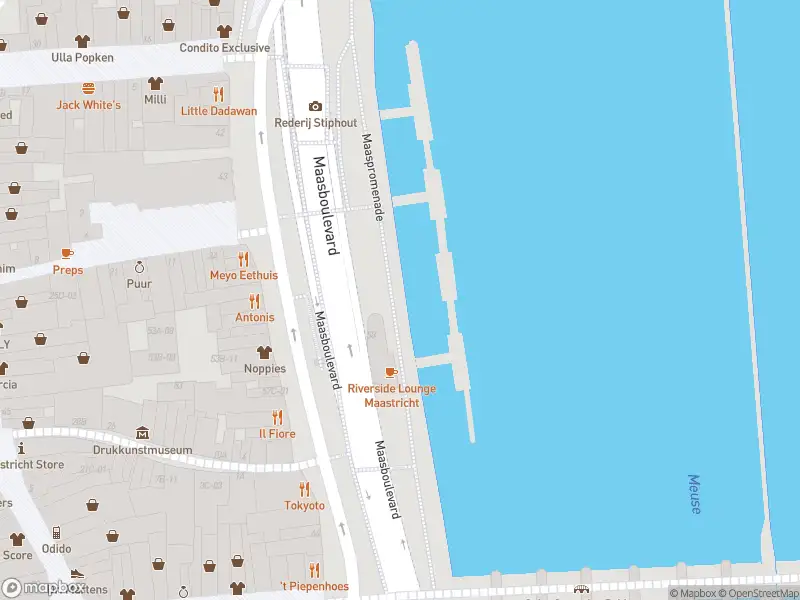 Brandweer en politie met gepaste spoed naar de Maasboulevard in Maastricht