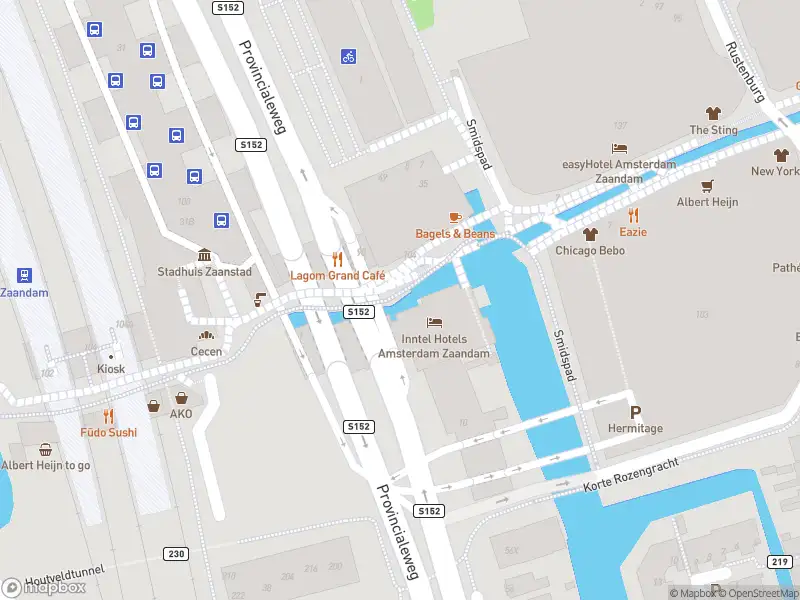 Ambulance met grote spoed naar de Stadhuisplein in Zaandam