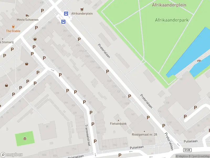 Ambulance met grote spoed naar de Pretorialaan in Rotterdam