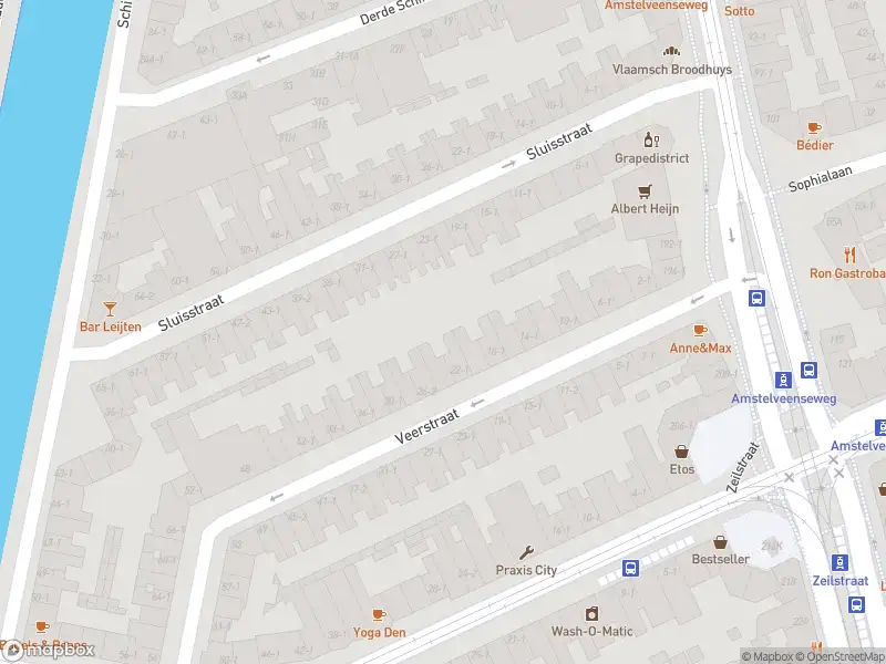 Ambulance met grote spoed naar de Zeilstraat in Amsterdam