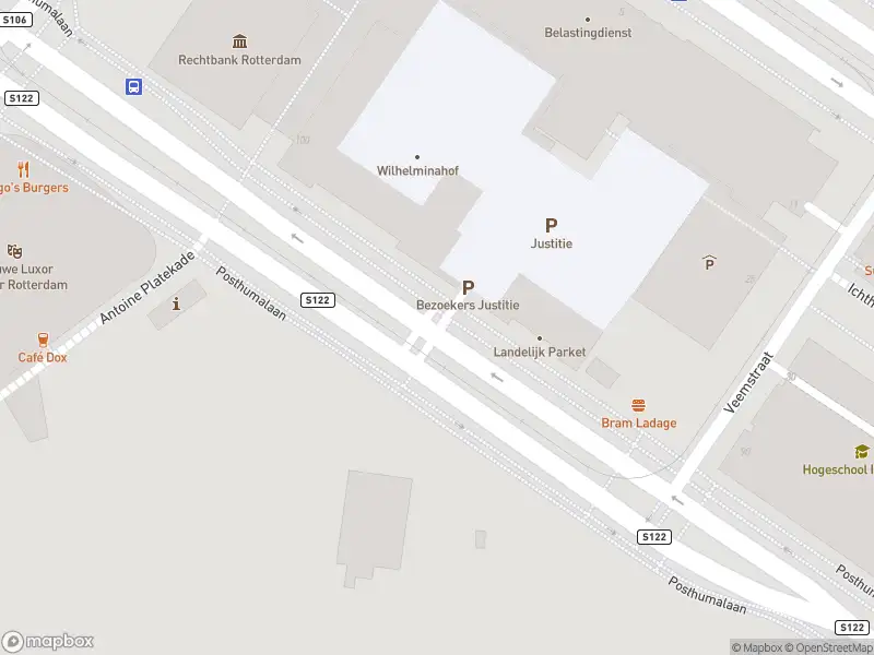 Ambulance met gepaste spoed naar de Posthumalaan in Rotterdam