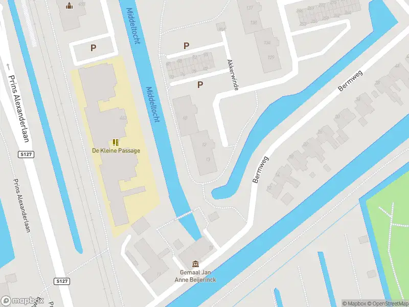 Ambulance met grote spoed naar de Akkerwinde in Capelle aan den IJssel