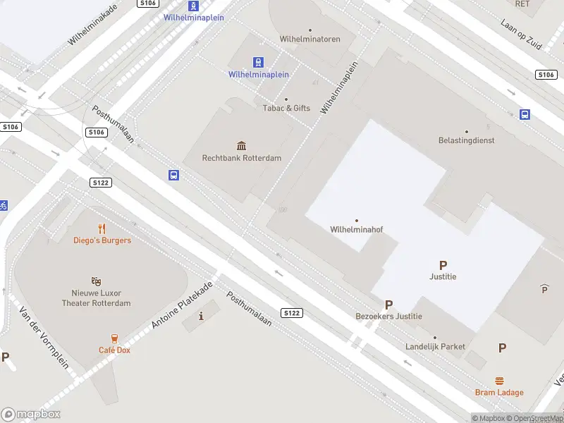 Ambulance met grote spoed naar de Wilhelminaplein in Rotterdam