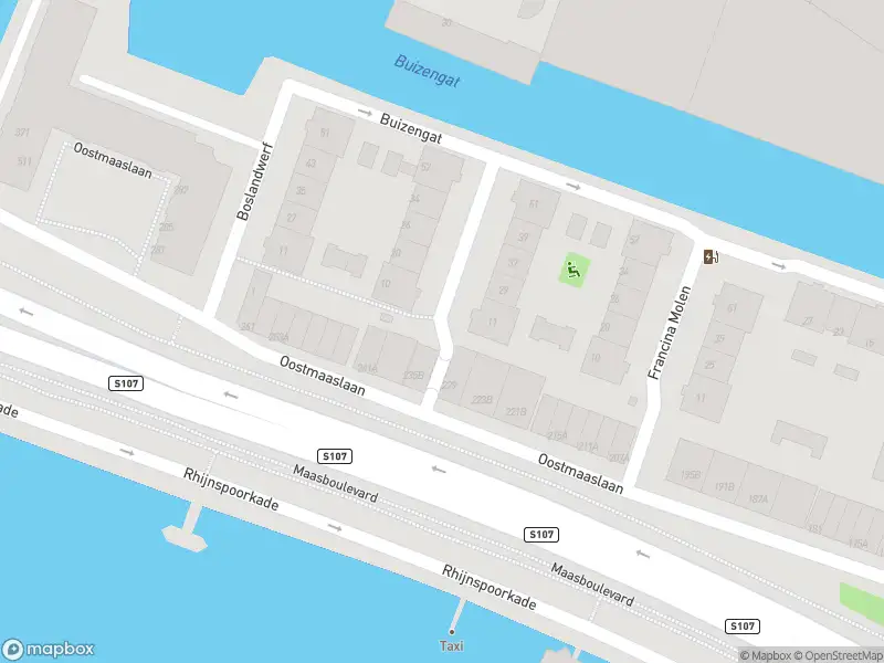 Ambulance met grote spoed naar de Sara Cornelia Molen in Rotterdam