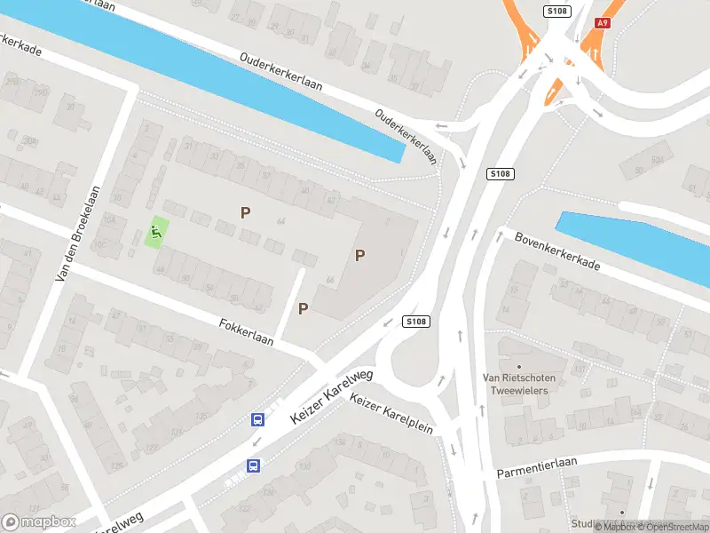 Ambulance met grote spoed naar de Keizer Karelplein in Amstelveen