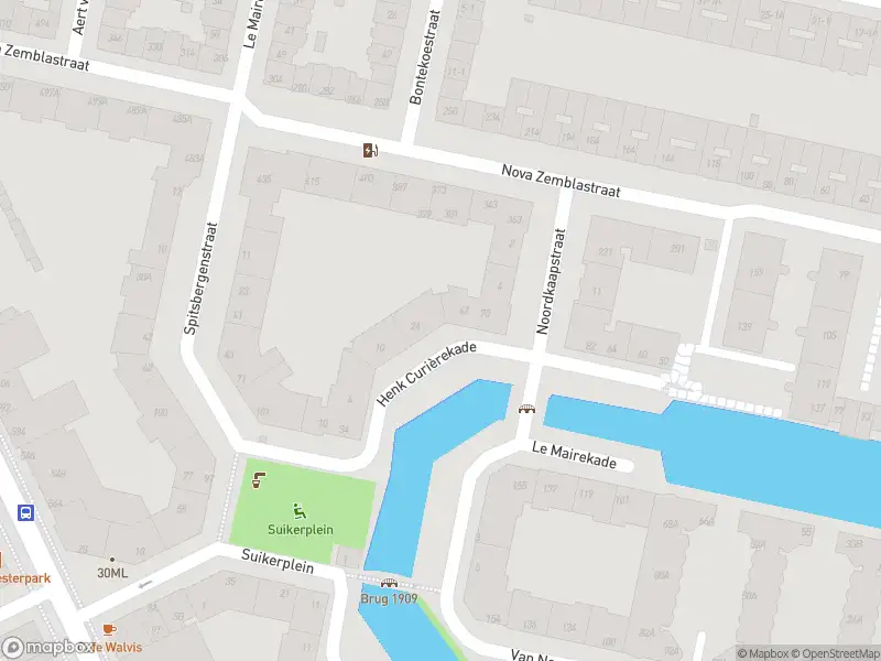 Ambulance met grote spoed naar de Van Noordtkade in Amsterdam