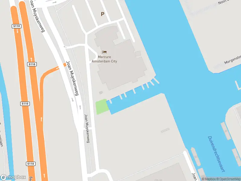 Ambulance met grote spoed naar de Joan Muyskenweg in Amsterdam