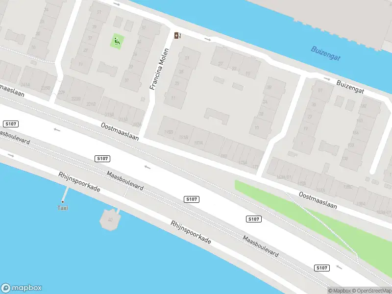 Ambulance met grote spoed naar de Oostmaaslaan in Rotterdam