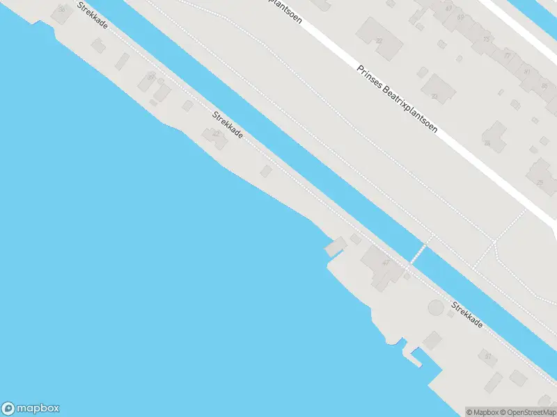 Ambulance met gepaste spoed naar de Strekkade in Rotterdam