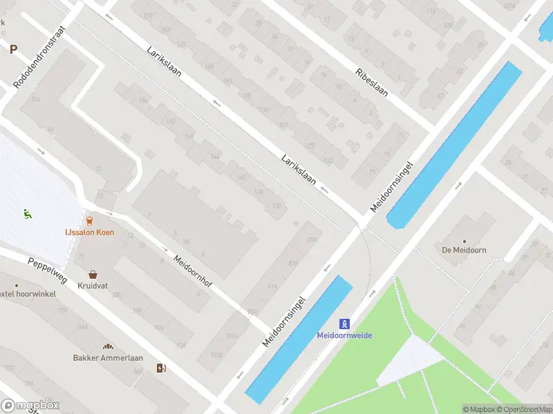 Ambulance met grote spoed naar de Larikslaan in Rotterdam