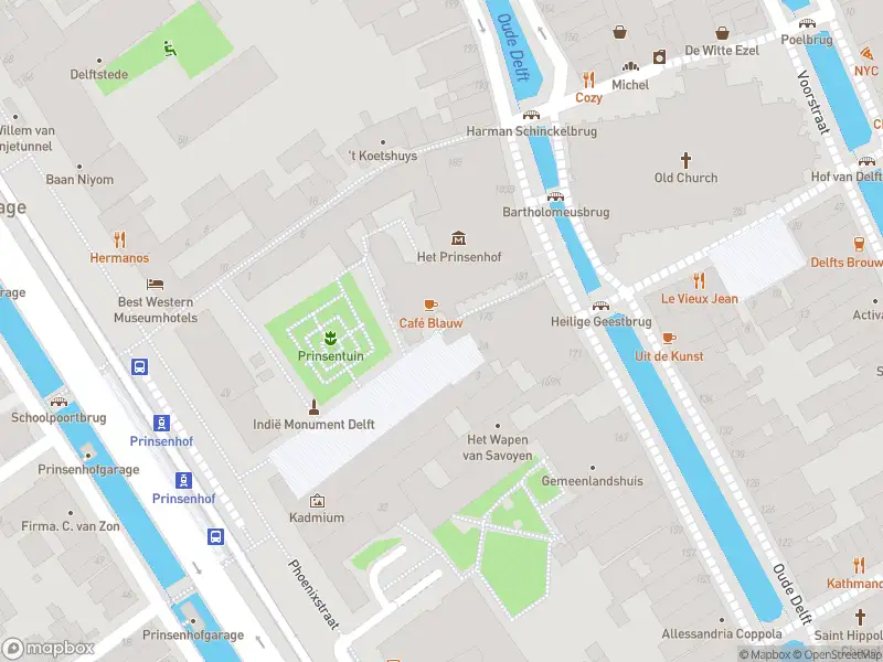 Ambulance met grote spoed naar de Sint Agathaplein in Delft
