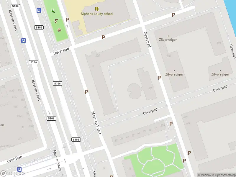 Ambulance met grote spoed naar de Oeverpad in Amsterdam