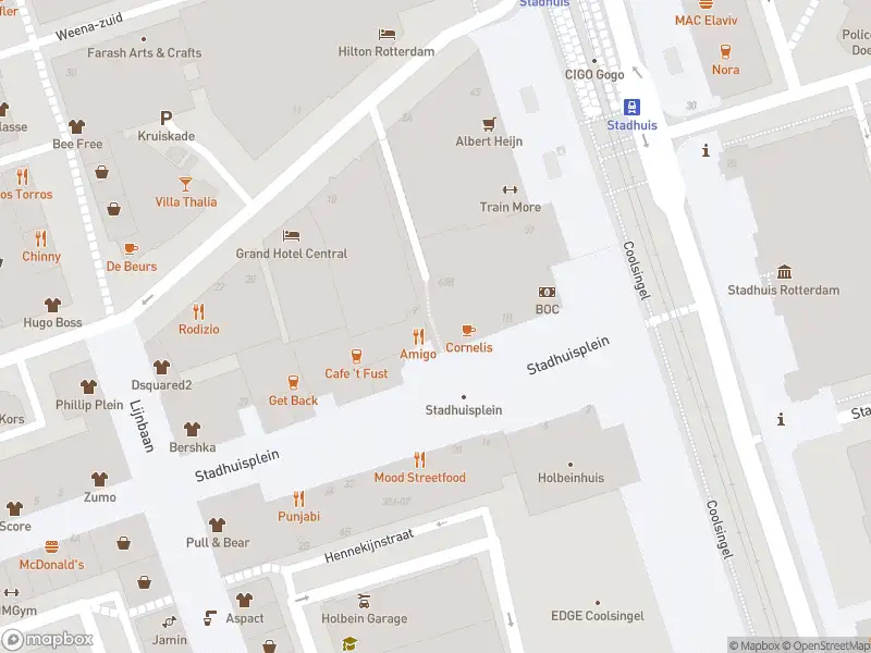 Ambulance met grote spoed naar de Stadhuisplein in Rotterdam