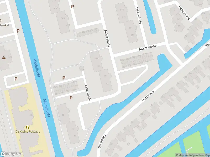 Ambulance met grote spoed naar de Akkerwinde in Capelle aan den IJssel