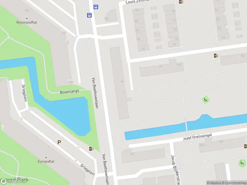 Ambulance met grote spoed naar de Louis Zimmermannplein in Schiedam