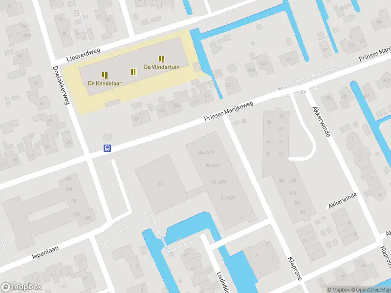 Ambulance met grote spoed naar de Prinses Marijkeweg in Ameide