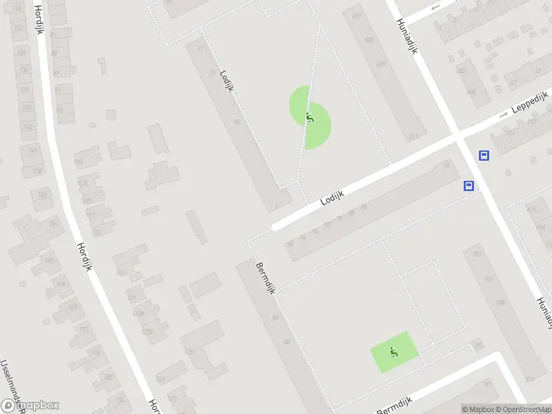 Ambulance met grote spoed naar de Lodijk in Rotterdam