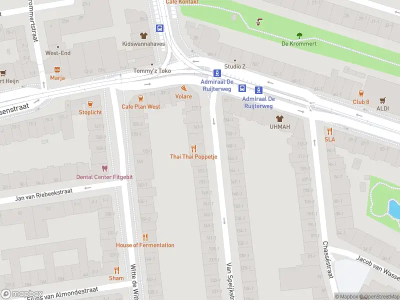 Ambulance met grote spoed naar de Zocherstraat in Amsterdam