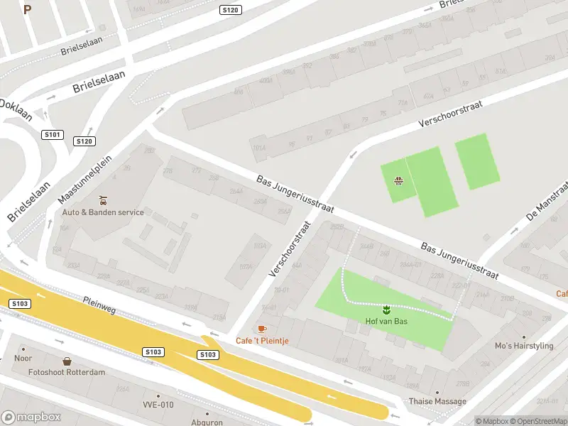 Ambulance met gepaste spoed naar de Bas Jungeriusstraat in Rotterdam