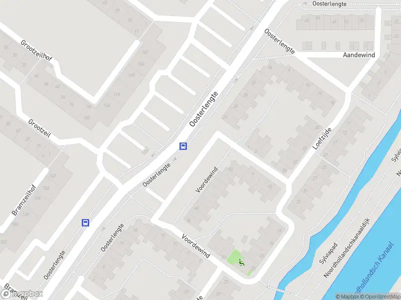 Ambulance met grote spoed naar de Oosterlengte in Amsterdam