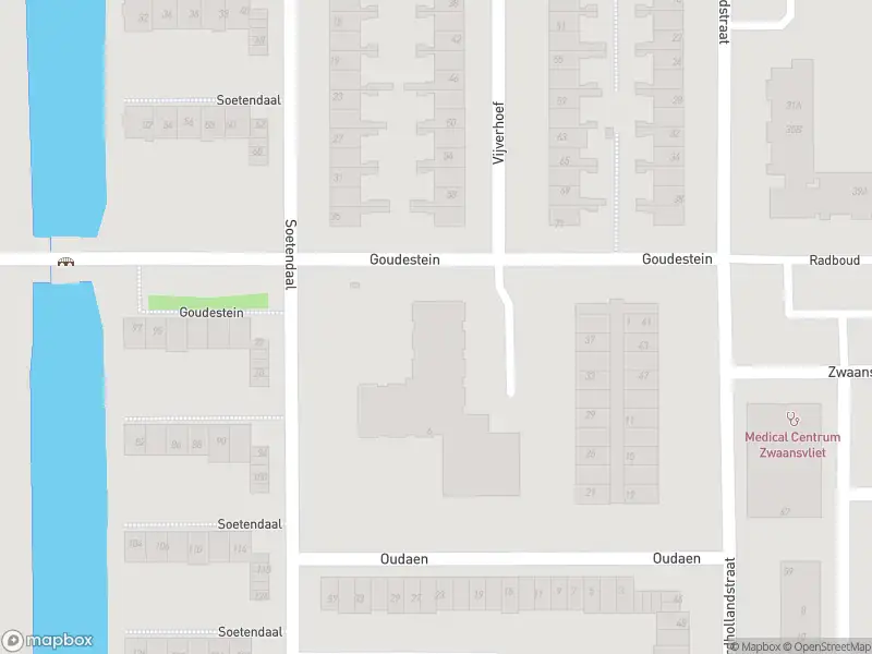 Ambulance met grote spoed naar de Goudestein in Amsterdam