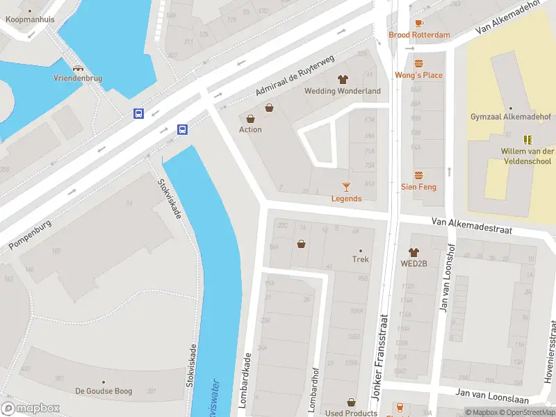 Ambulance met grote spoed naar de Lombardkade in Rotterdam