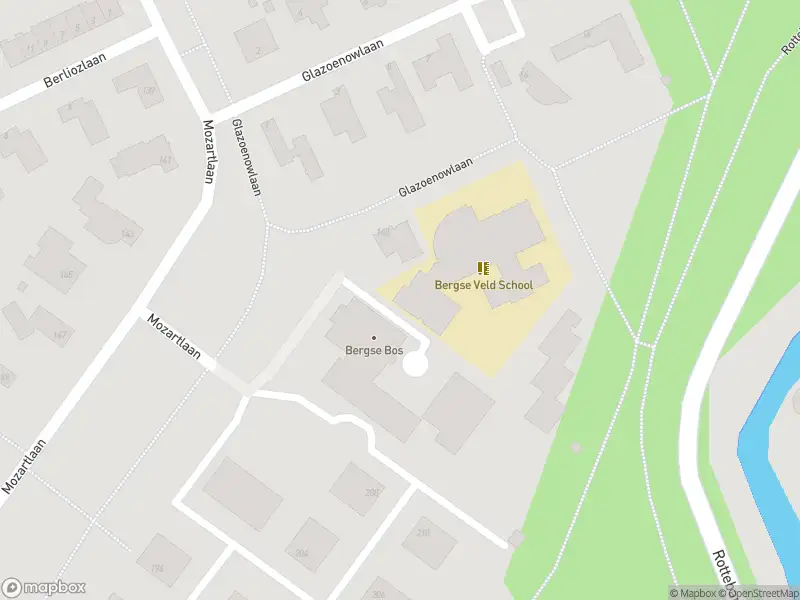 Ambulance met grote spoed naar de Mozartlaan in Rotterdam