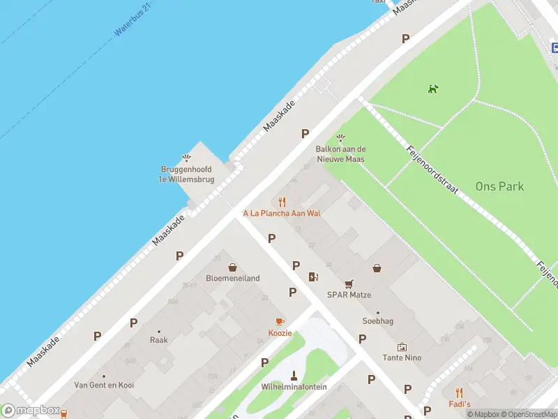 Ambulance met grote spoed naar de Van der Takstraat in Rotterdam