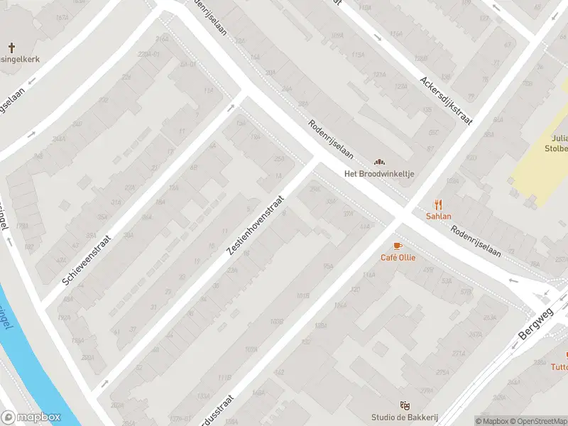 Ambulance met grote spoed naar de Zestienhovenstraat in Rotterdam