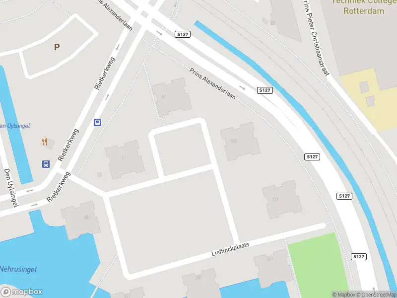 Ambulance met grote spoed naar de Lieftinckplaats in Rotterdam
