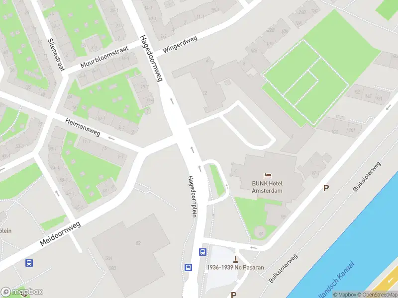 Ambulance met grote spoed naar de Hagedoornplein in Amsterdam