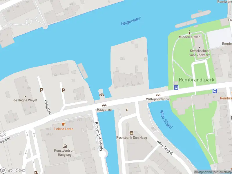 Ambulance met gepaste spoed naar de Noordeindeplein in Leiden