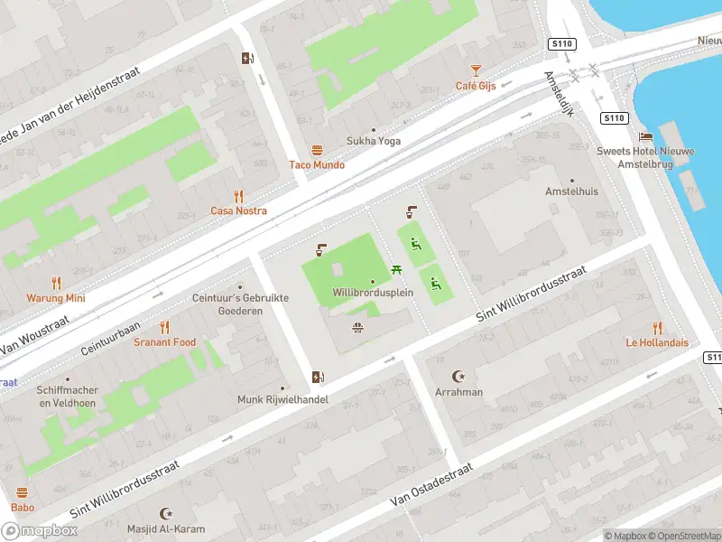 Ambulance met gepaste spoed naar de Servaes Noutsstraat in Amsterdam