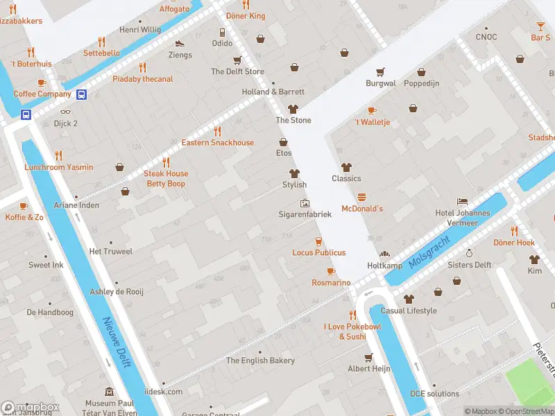 Ambulance met grote spoed naar de Oude Langendijk in Delft