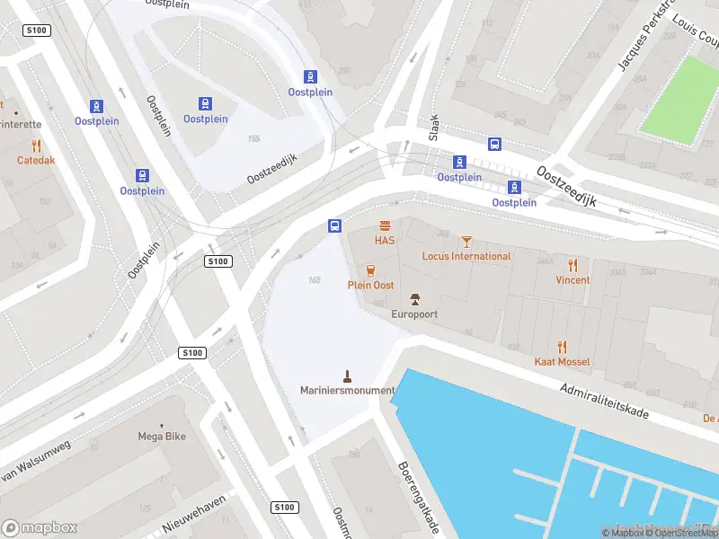 Ambulance met gepaste spoed naar de Oostplein in Rotterdam