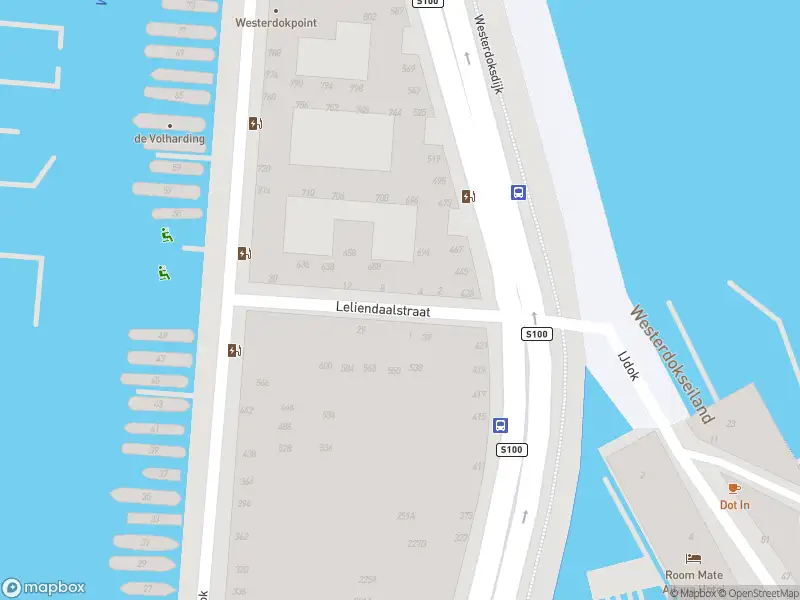 Brandweer met gepaste spoed naar de Westerdok in Amsterdam vanwege wateroverlast