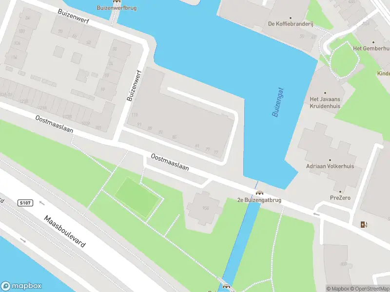 Ambulance met grote spoed naar de Oostmaaslaan in Rotterdam