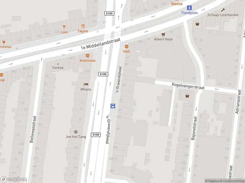 Ambulance met grote spoed naar de 's-Gravendijkwal in Rotterdam