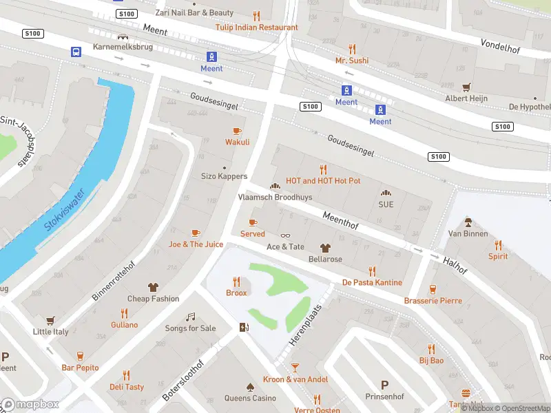 Ambulance met grote spoed naar de Meenthof in Rotterdam