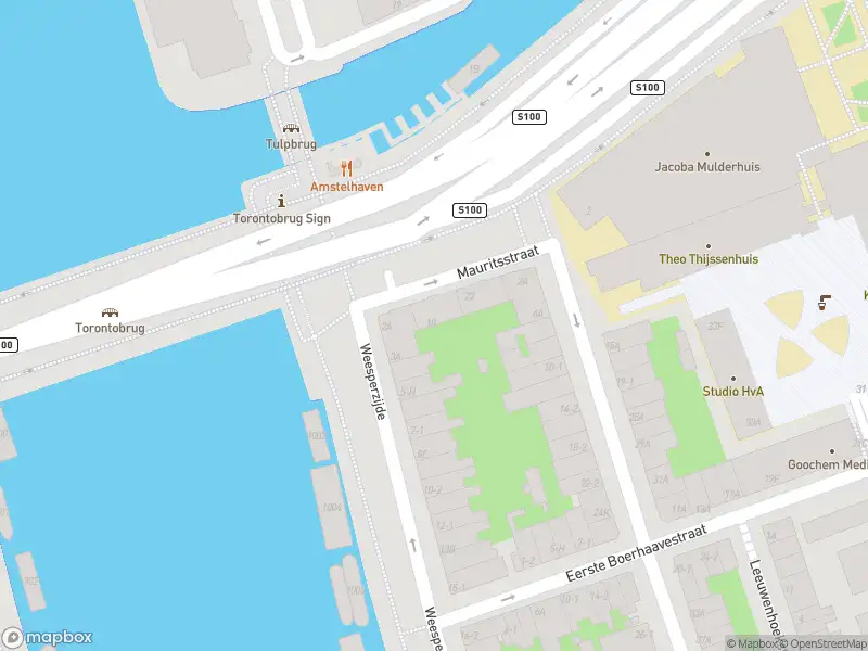 Ambulance met gepaste spoed naar de Mauritsstraat in Amsterdam