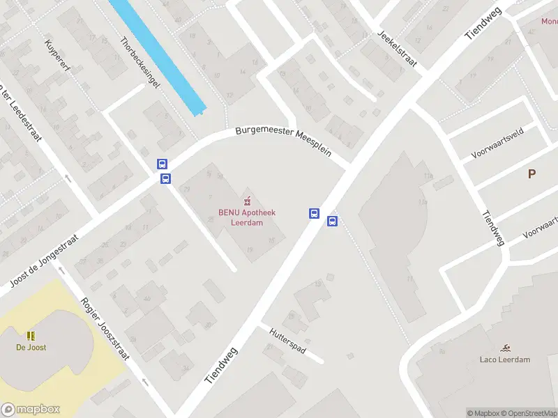 Ambulance met grote spoed naar de Burgemeester Meesplein in Leerdam