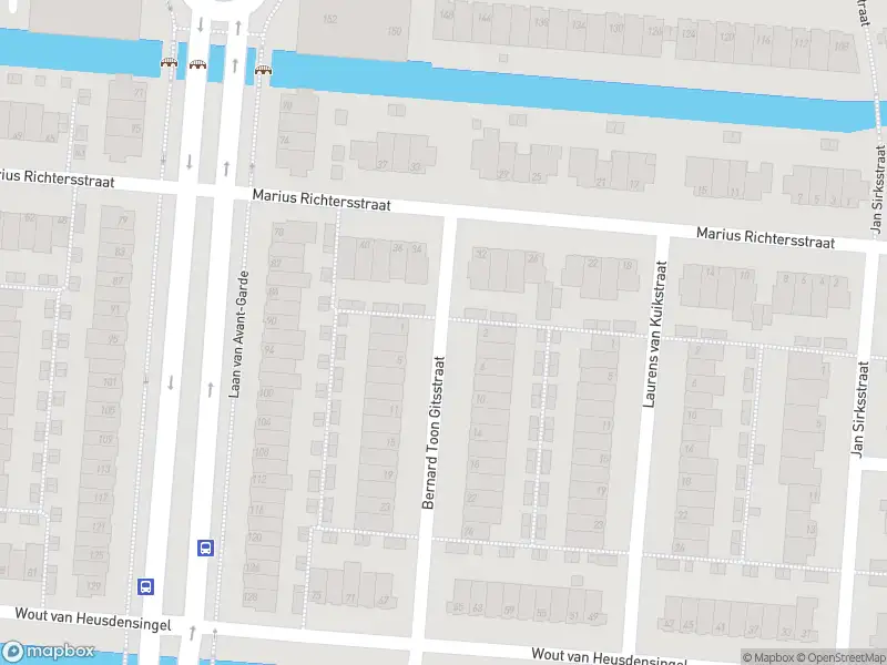 Ambulance met grote spoed naar de Bernard Toon Gitsstraat in Rotterdam