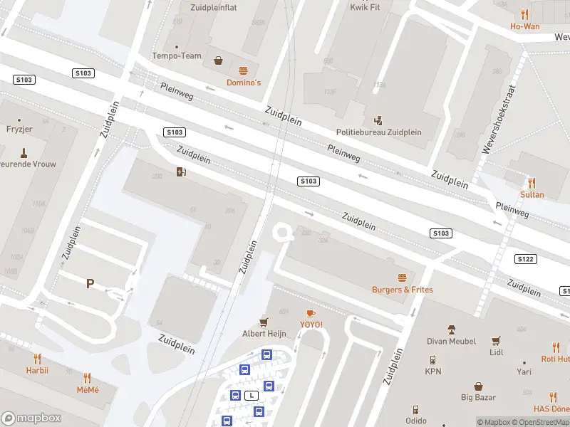 Ambulance met grote spoed naar de Zuidplein in Rotterdam